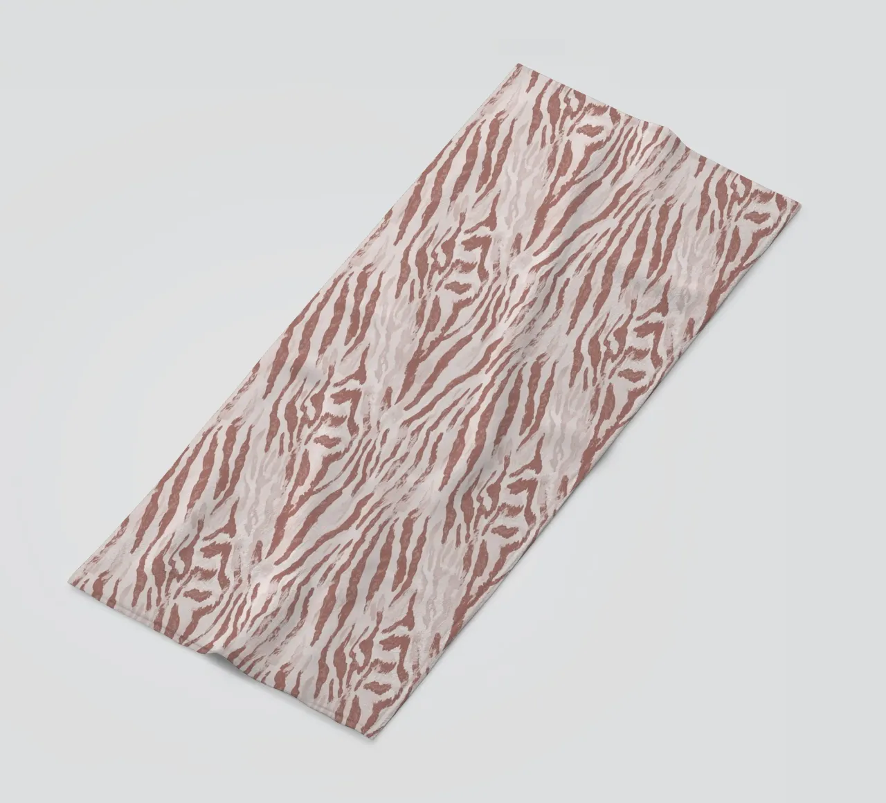 Zebra tijger dierenprint in mokka mousse bruin Boho Chic Y2K strandhanddoek van Gentle Echoes Art