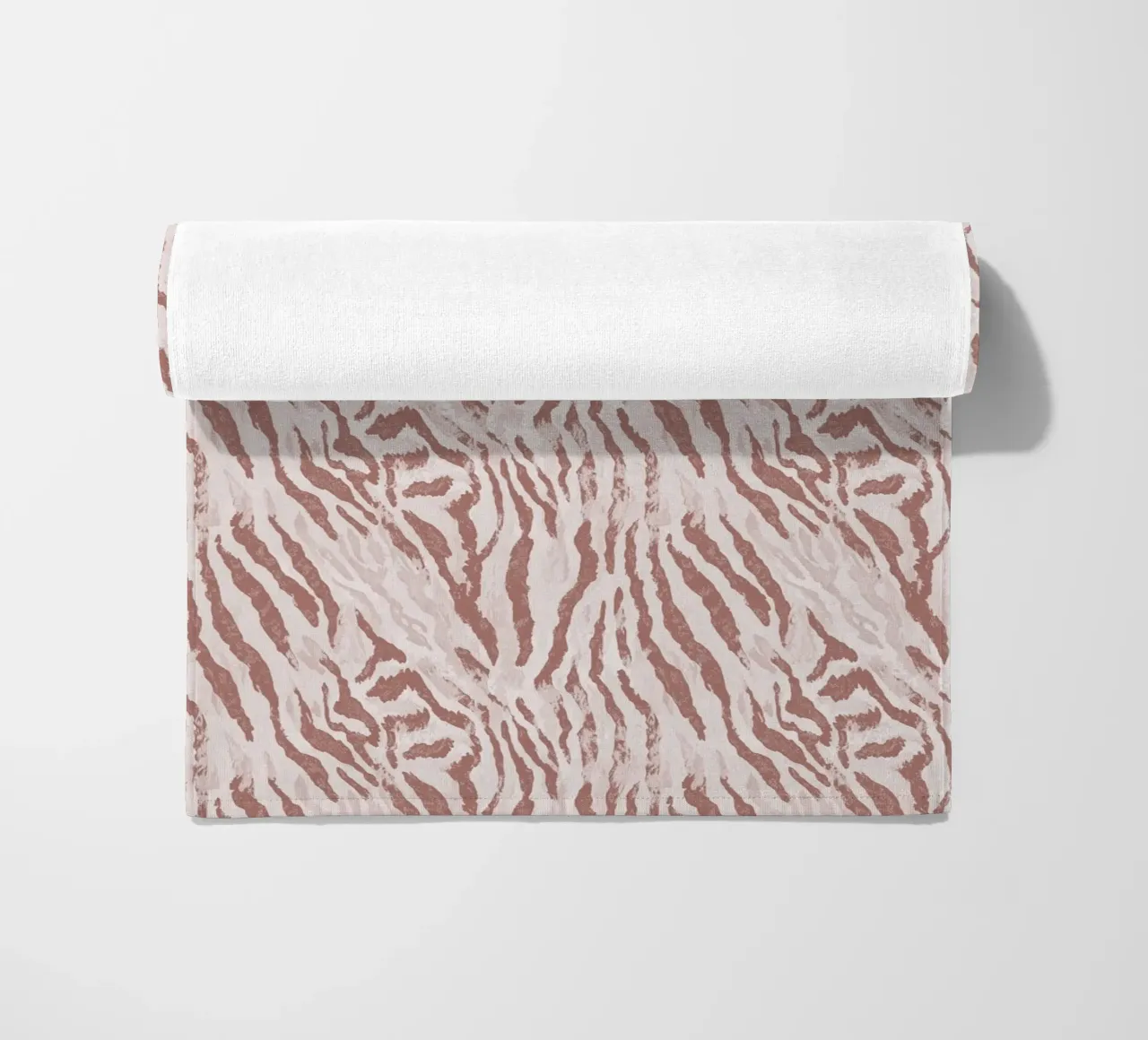 Zebra tijger dierenprint in mokka mousse bruin Boho Chic Y2K strandhanddoek van Gentle Echoes Art