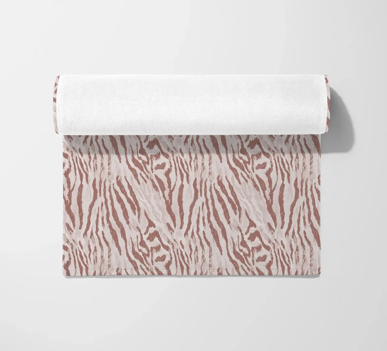Zebra tijger dierenprint in mokka mousse bruin Boho Chic Y2K strandhanddoek van Gentle Echoes Art