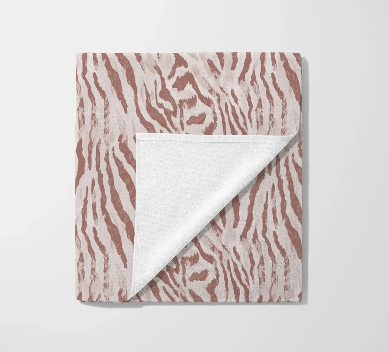 Zebra tijger dierenprint in mokka mousse bruin Boho Chic Y2K strandhanddoek van Gentle Echoes Art