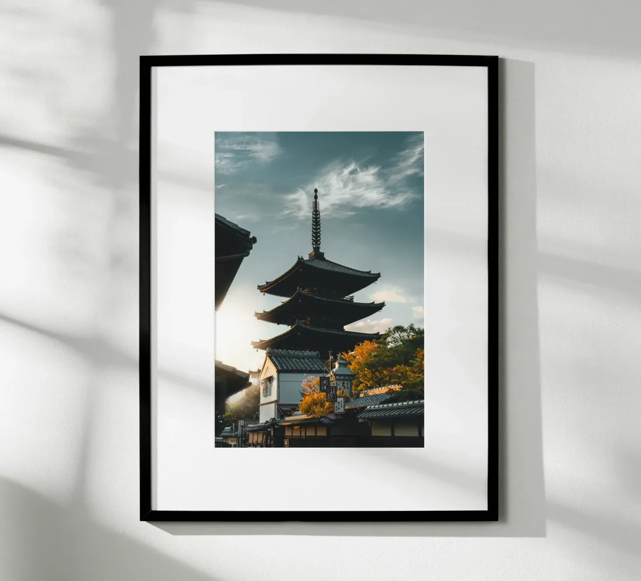 Gion - La finestra sul passato di Kyoto poster con telaio in plastica da fokusfernweh