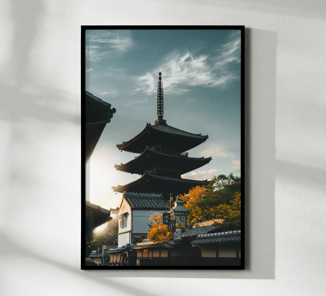 Gion - La finestra sul passato di Kyoto poster con telaio in plastica da fokusfernweh