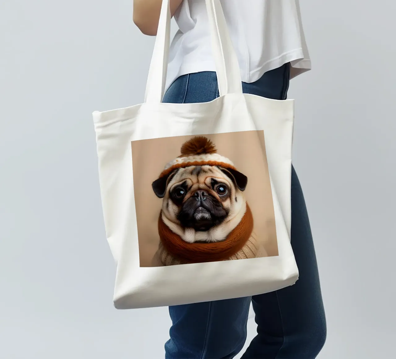 Accogliente carlino con sciarpa e berretto invernale | Adorabile ritratto di cane borsa in juta da FlexiDesignsByK