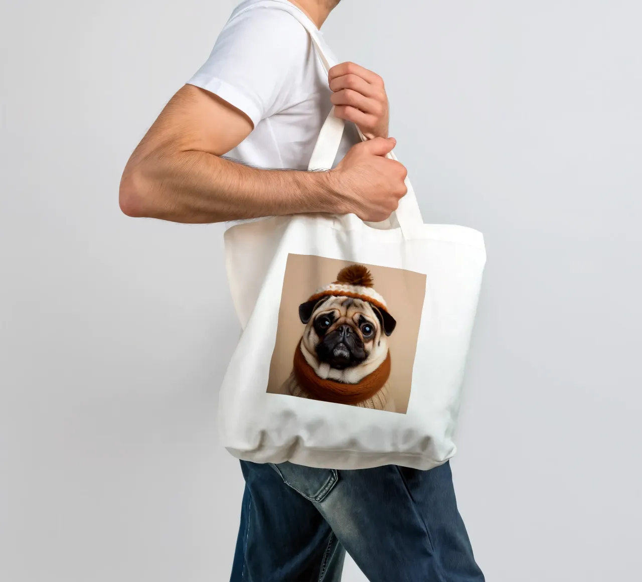 Accogliente carlino con sciarpa e berretto invernale | Adorabile ritratto di cane borsa in juta da FlexiDesignsByK
