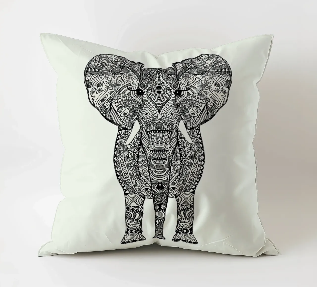 Aztec Elephant Tattoo Style cuscino da Monika Strigel