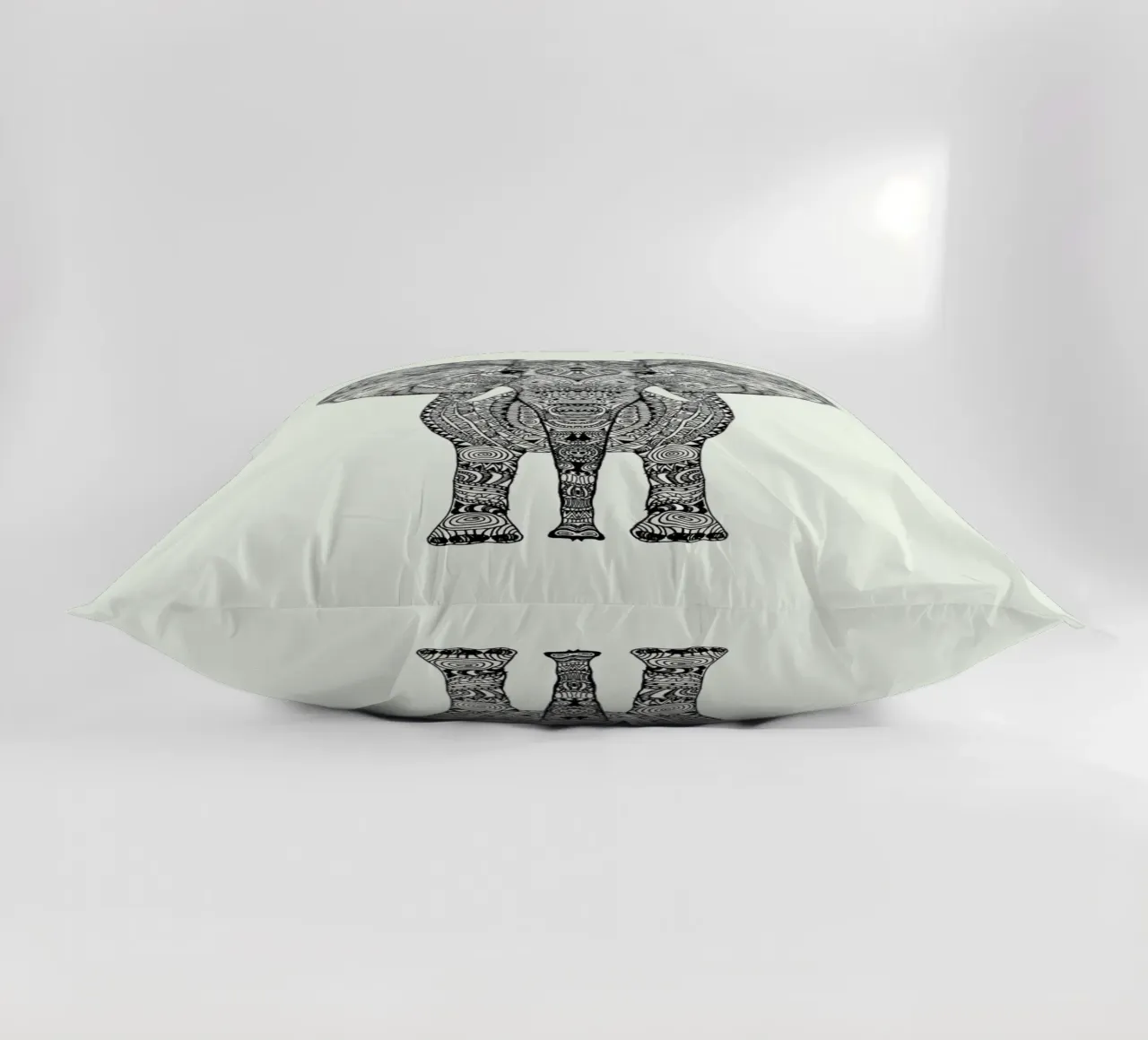 Aztec Elephant Tattoo Style cuscino da Monika Strigel