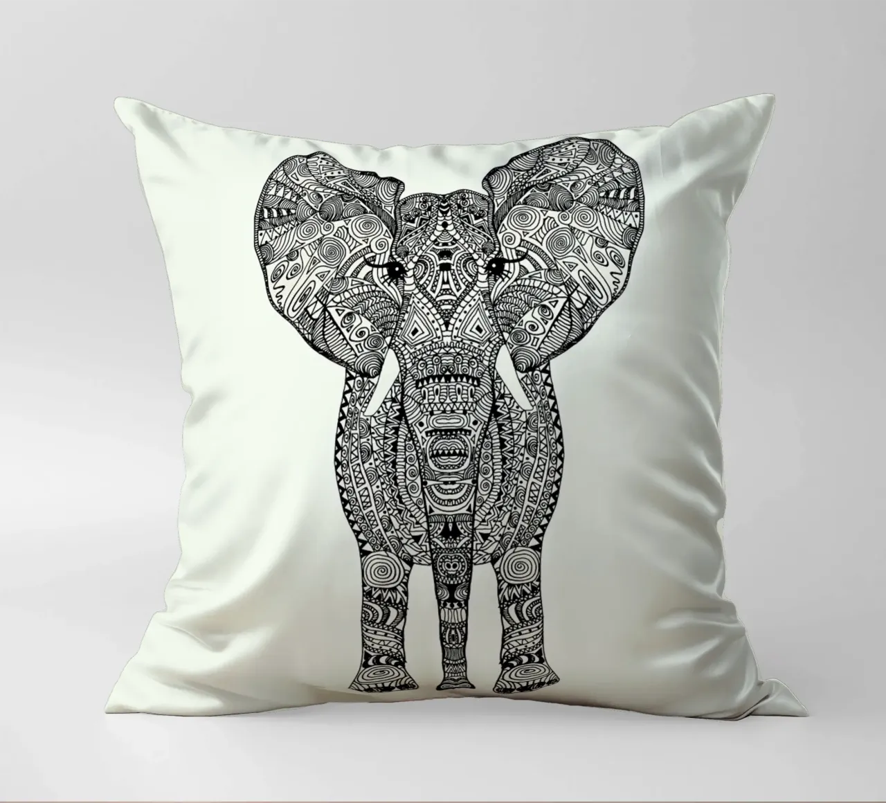Aztec Elephant Tattoo Style cuscino da Monika Strigel