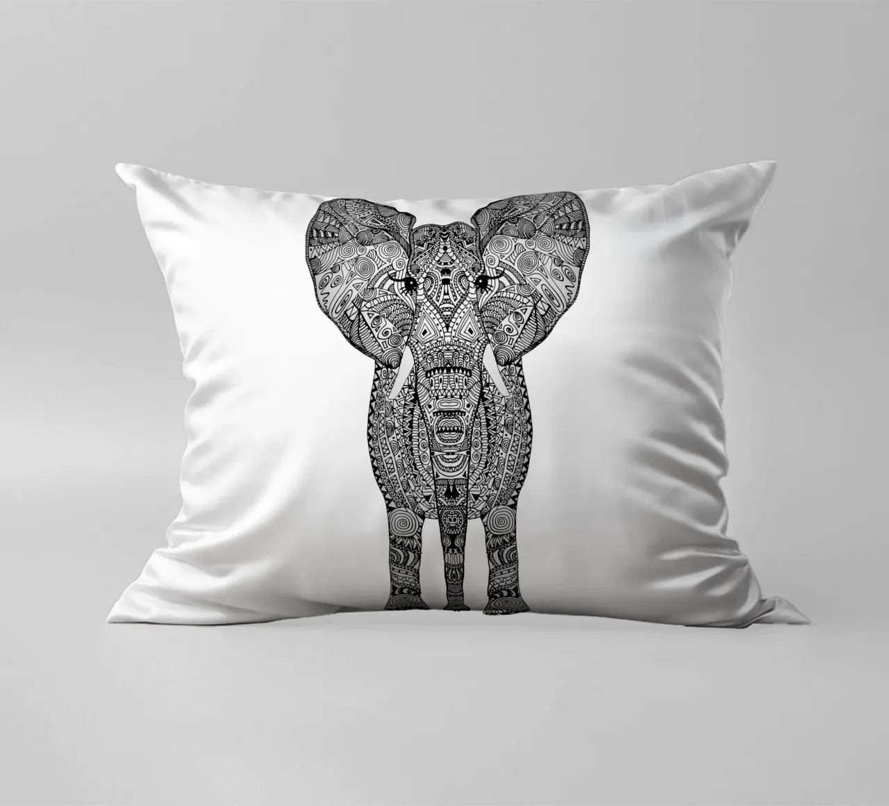 Aztec Elephant Tattoo Style cuscino da Monika Strigel