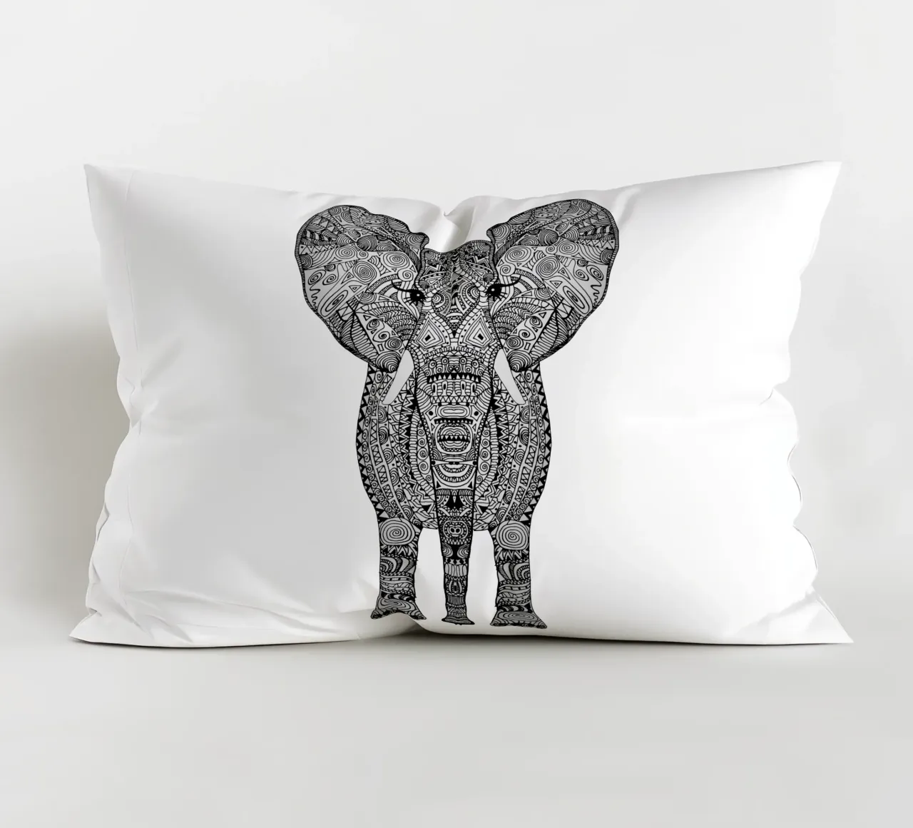 Aztec Elephant Tattoo Style cuscino da Monika Strigel