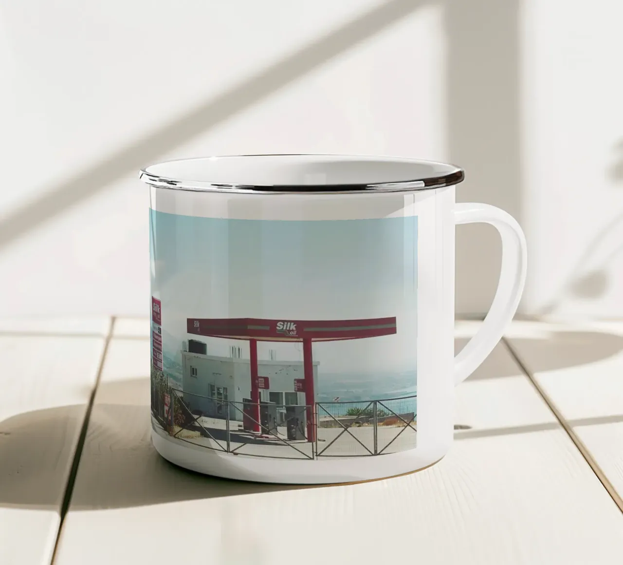 Stazione di servizio tazza in smalto da Cassia Beck Photography
