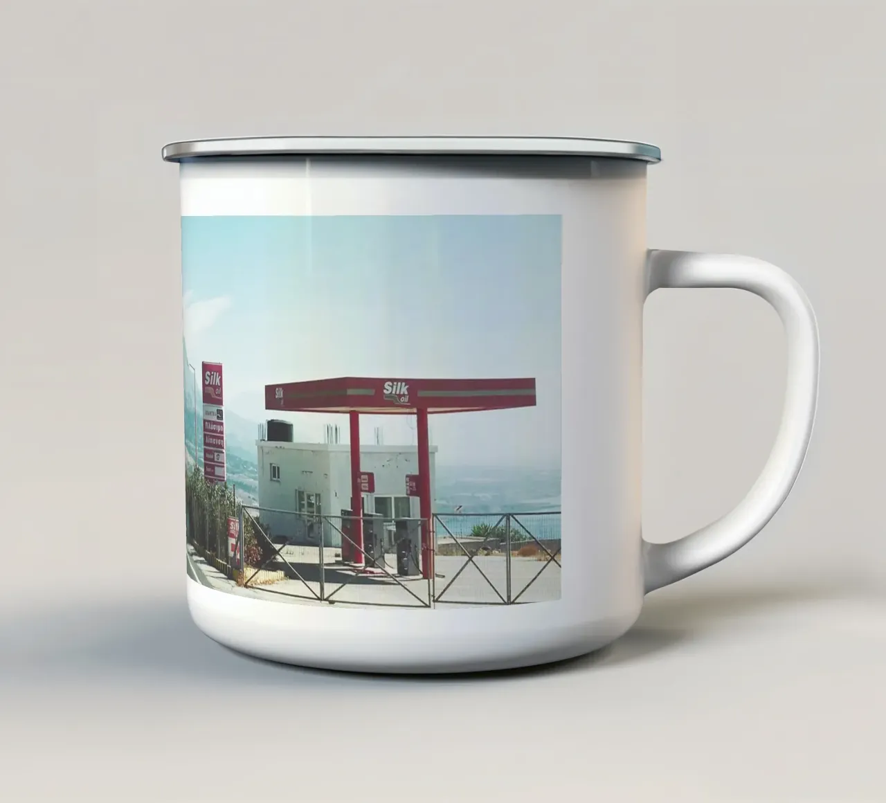 Stazione di servizio tazza in smalto da Cassia Beck Photography