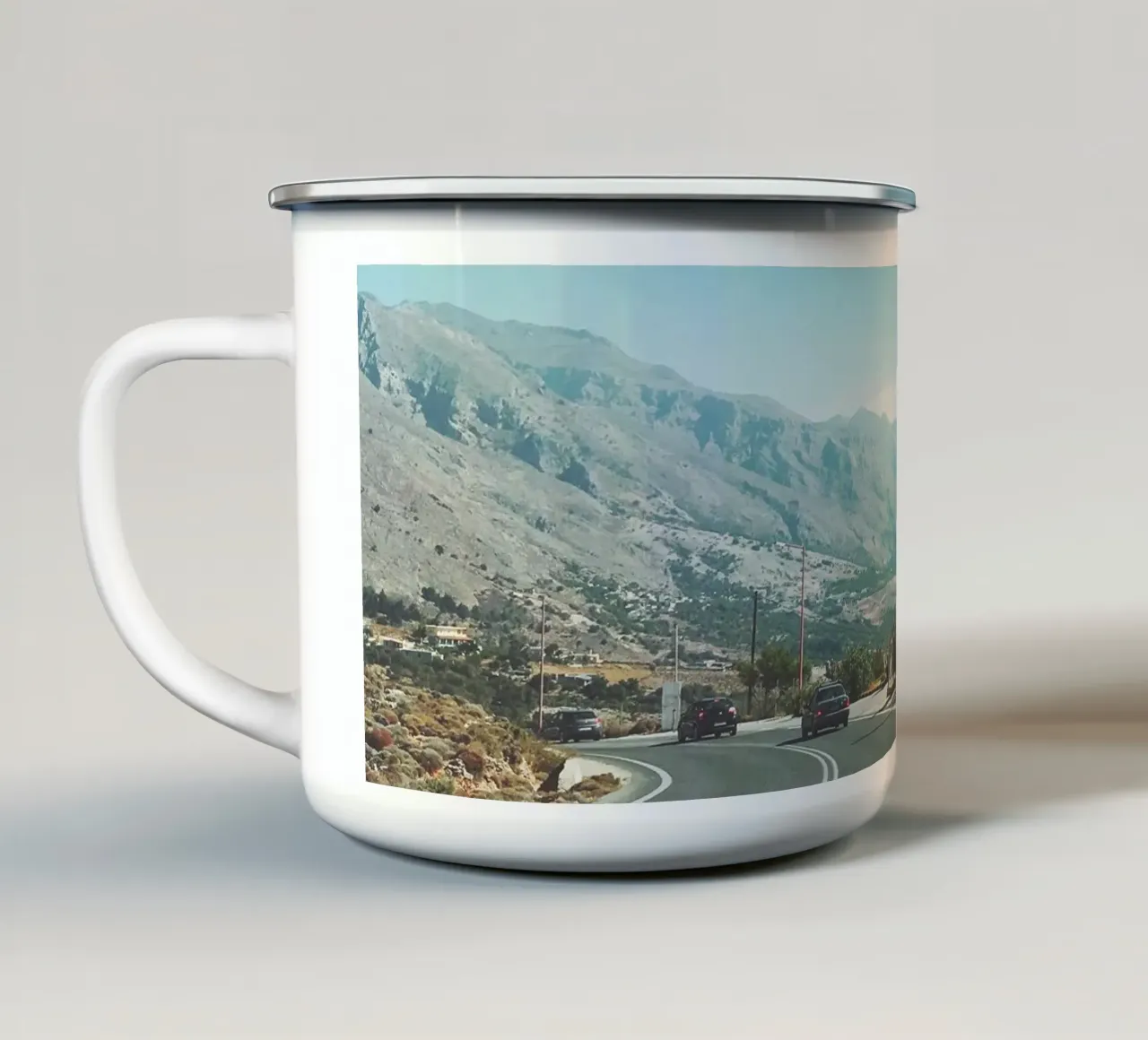 Stazione di servizio tazza in smalto da Cassia Beck Photography