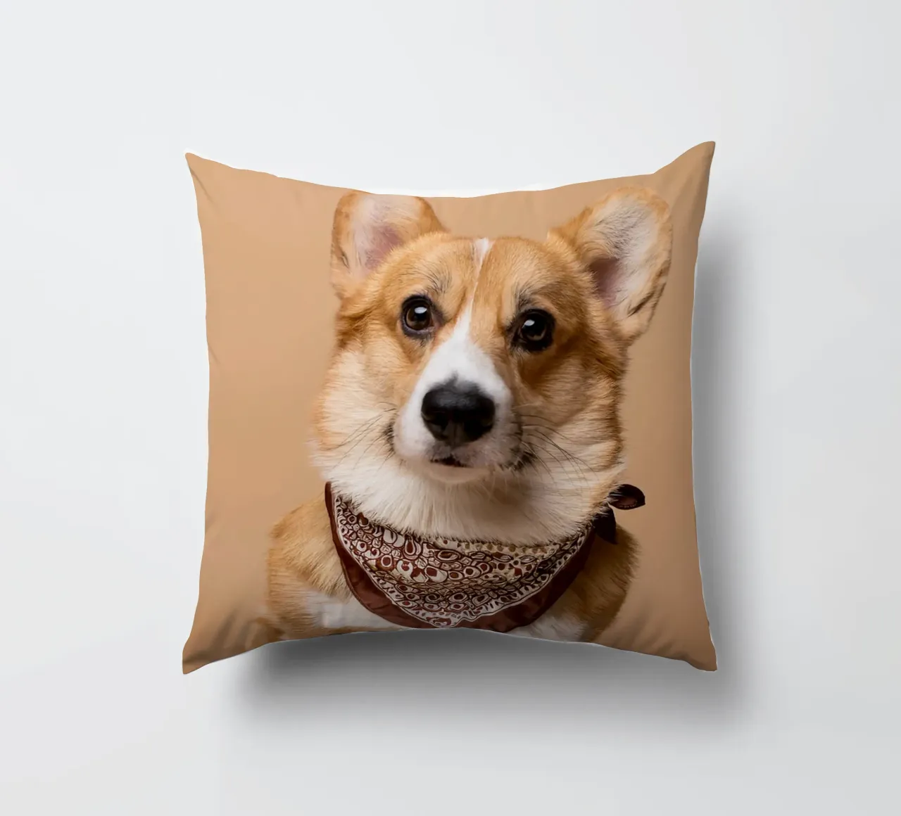 Affascinante Corgi con una bandana alla moda | Adorabile ritratto di cane cuscino da FlexiDesignsByK
