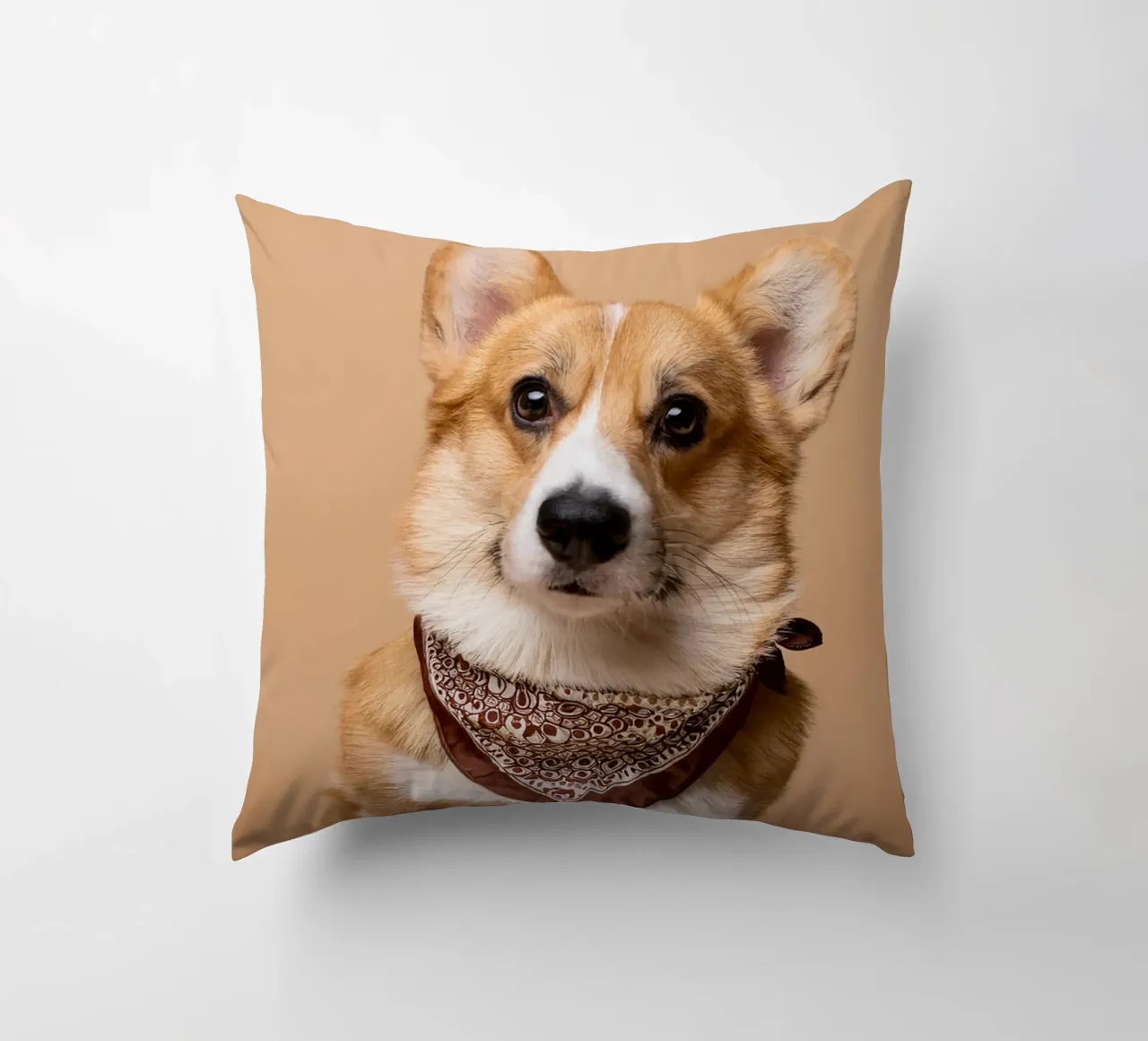 Affascinante Corgi con una bandana alla moda | Adorabile ritratto di cane cuscino da FlexiDesignsByK