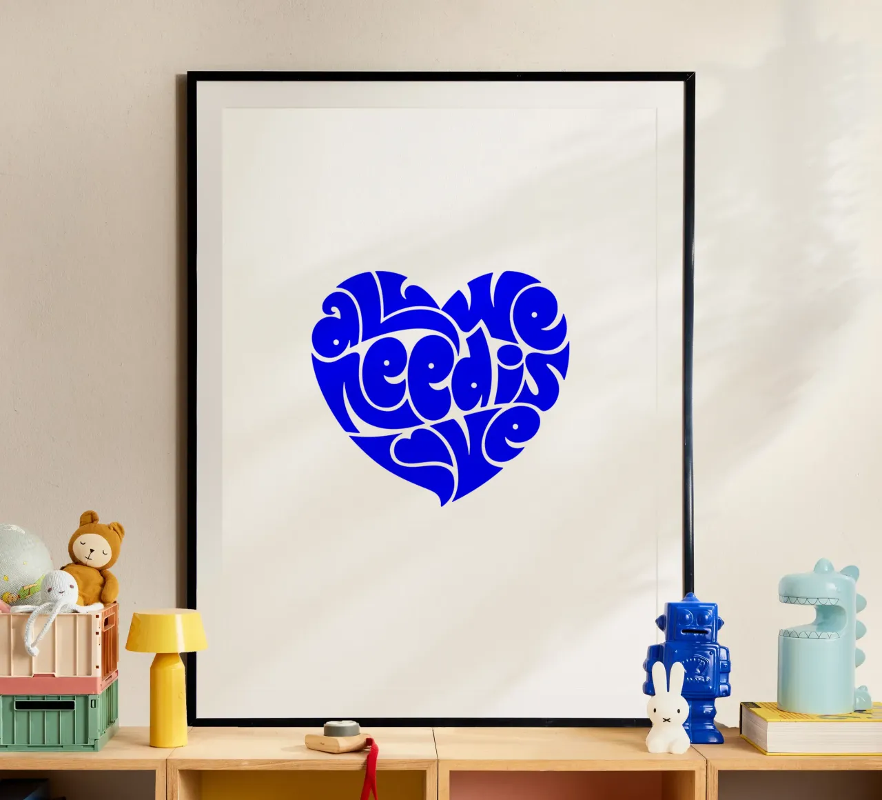 alles, was wir brauchen, ist Liebe, Motivationsschreiben Zitat Poster mit Aluminium Rahmen von The True Type