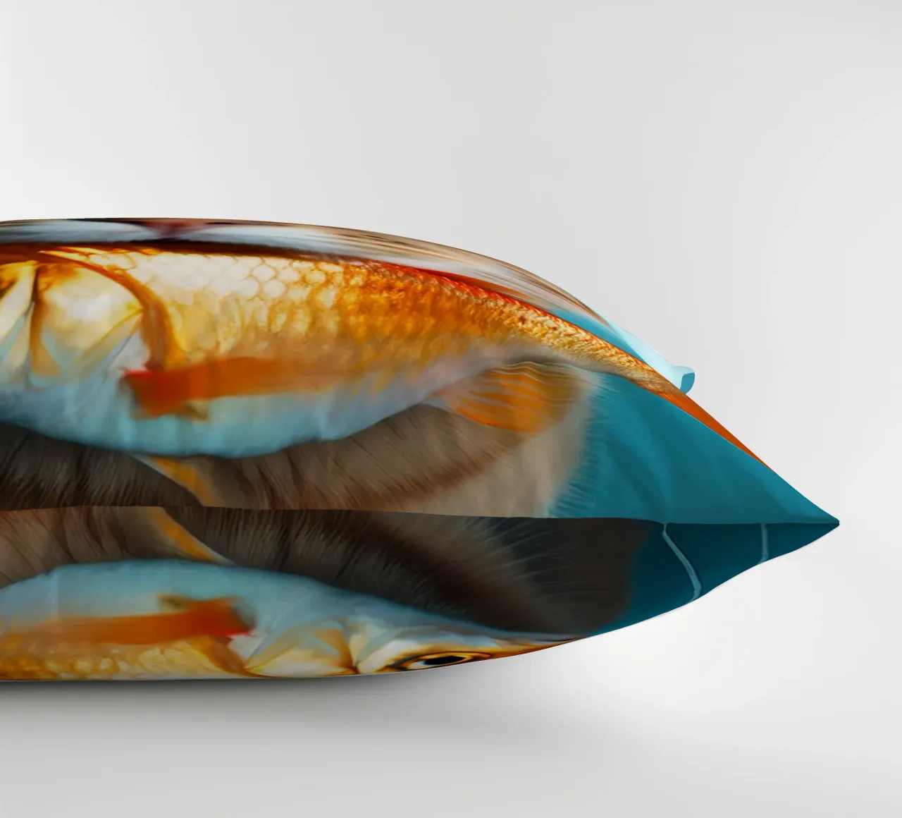 Grappige kat met goudvis | Speels en eigenzinnig portret kussen van FlexiDesignsByK