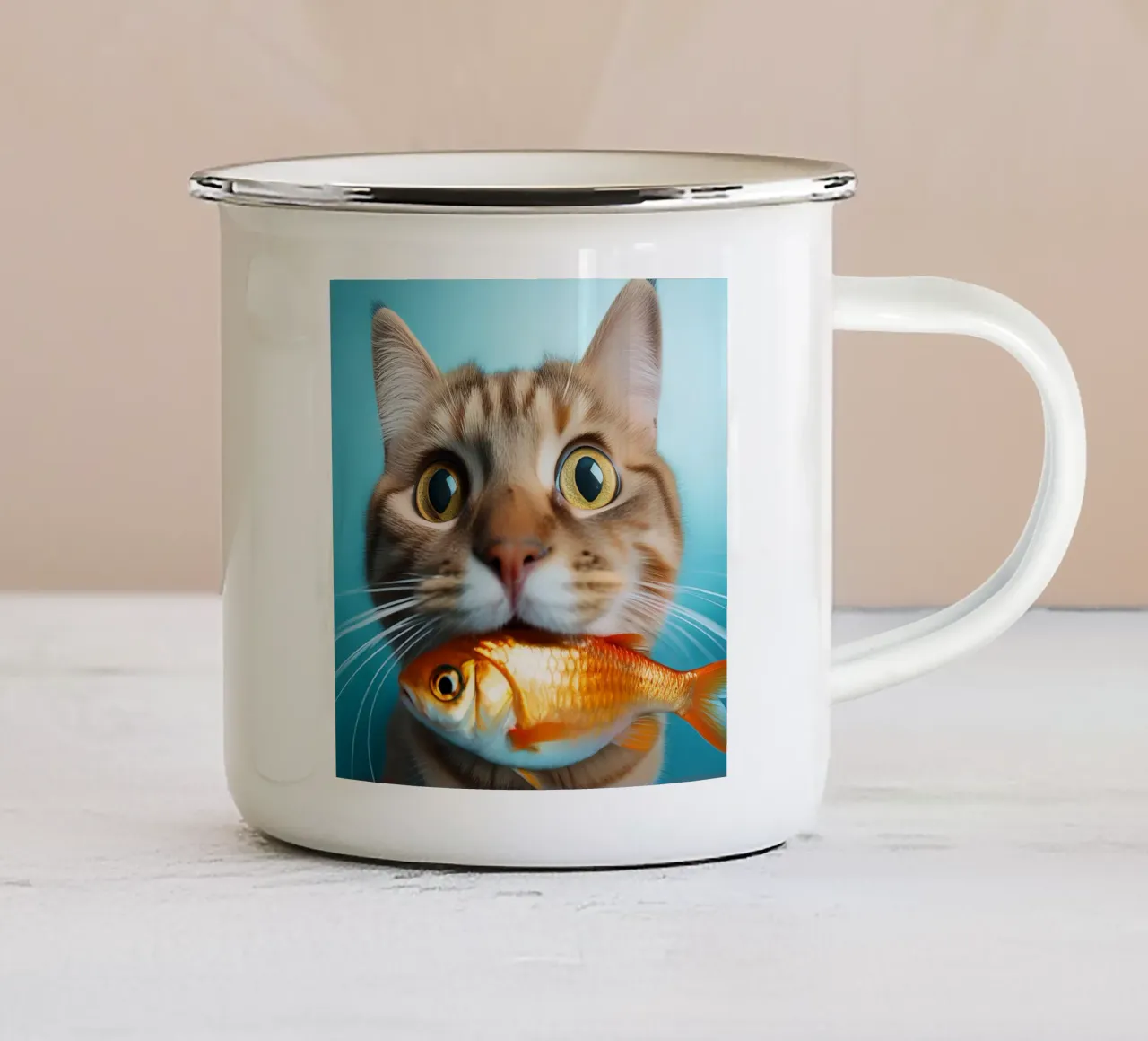 Gatto divertente che tiene in mano un pesce rosso | Ritratto giocoso e stravagante tazza in smalto da FlexiDesignsByK