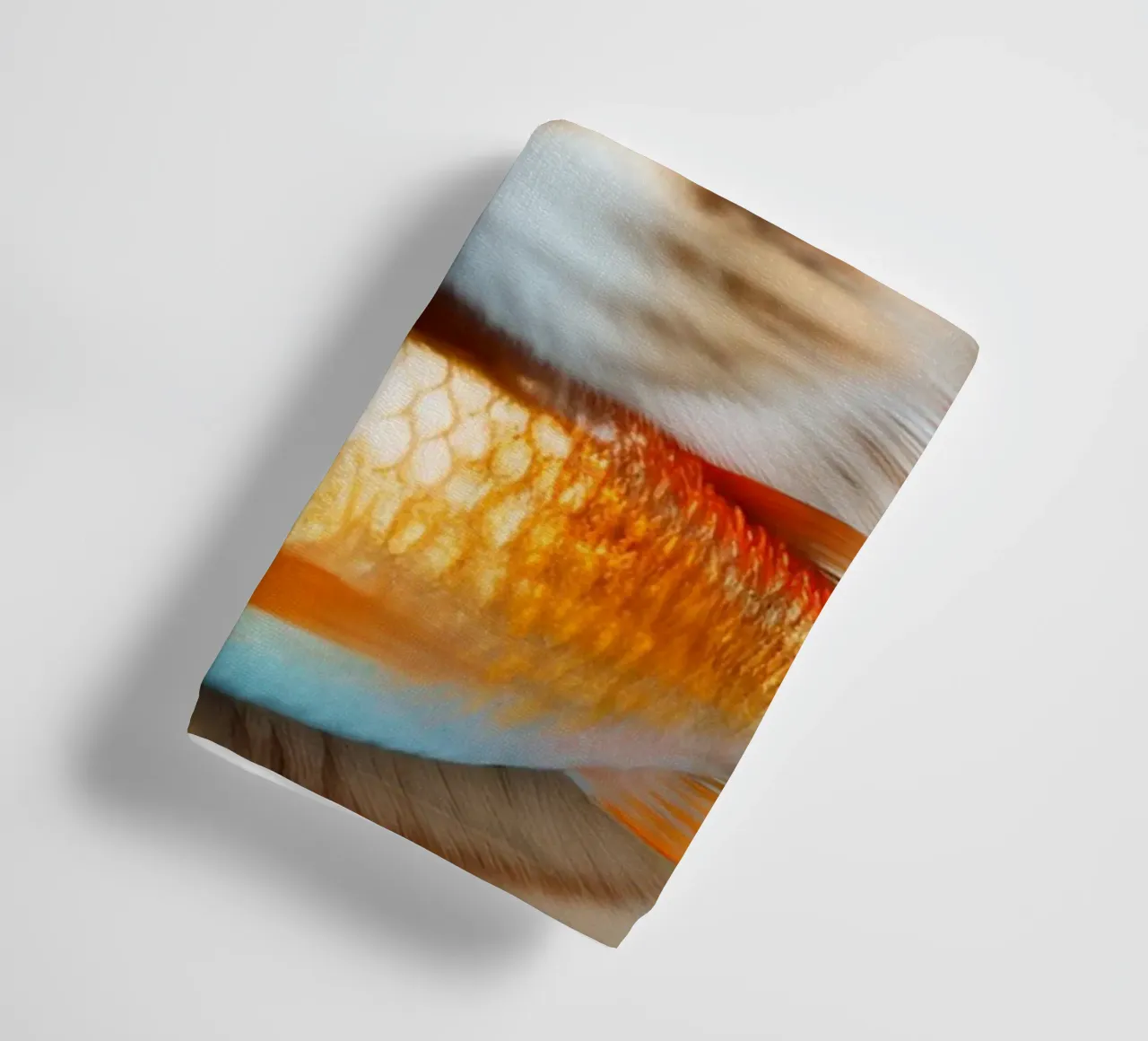 Chat amusant tenant un poisson rouge | Portrait ludique et décalé serviette de bain de FlexiDesignsByK