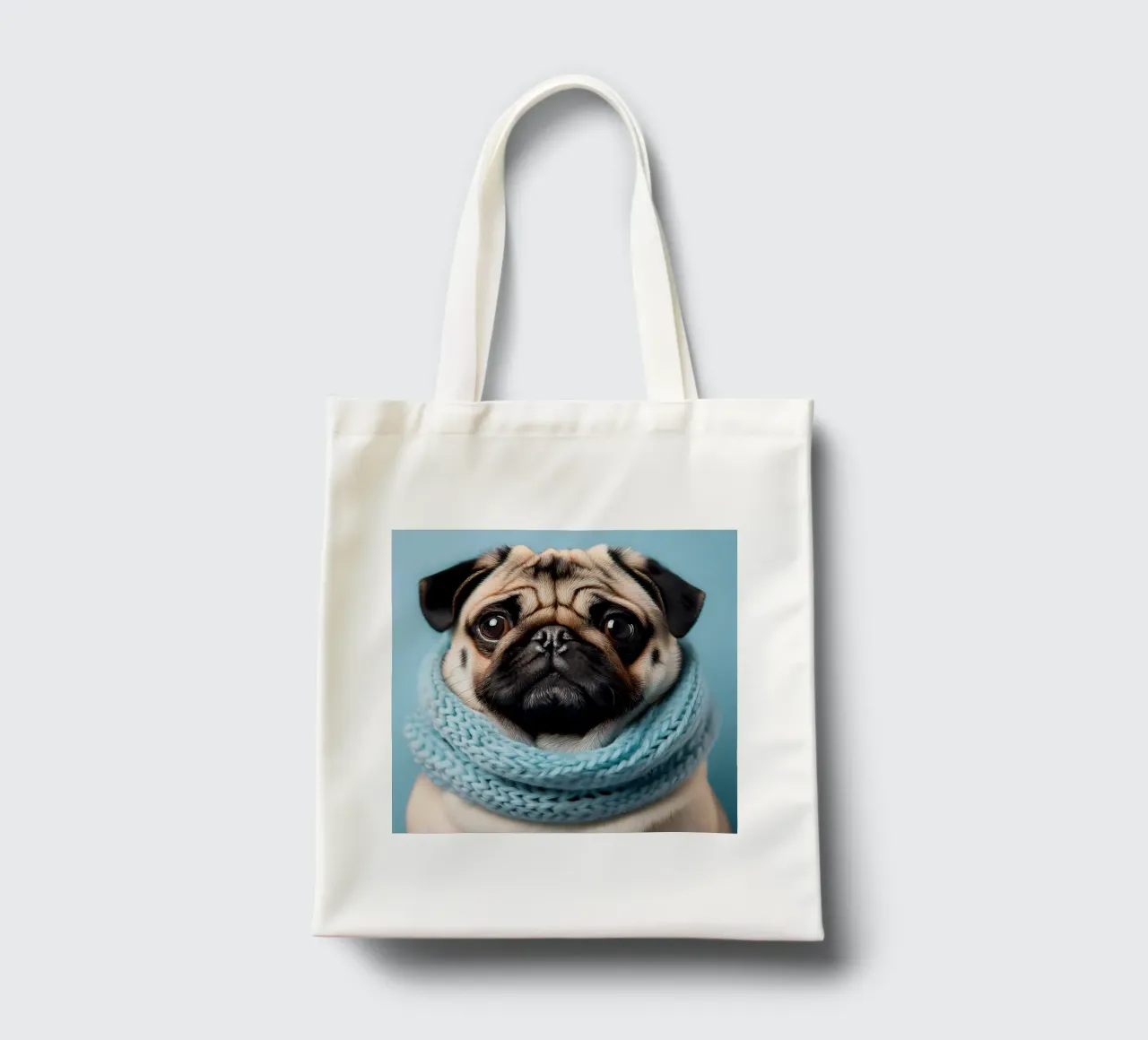 Adorabile carlino con un'accogliente sciarpa blu | Ritratto di cane invernale borsa in juta da FlexiDesignsByK