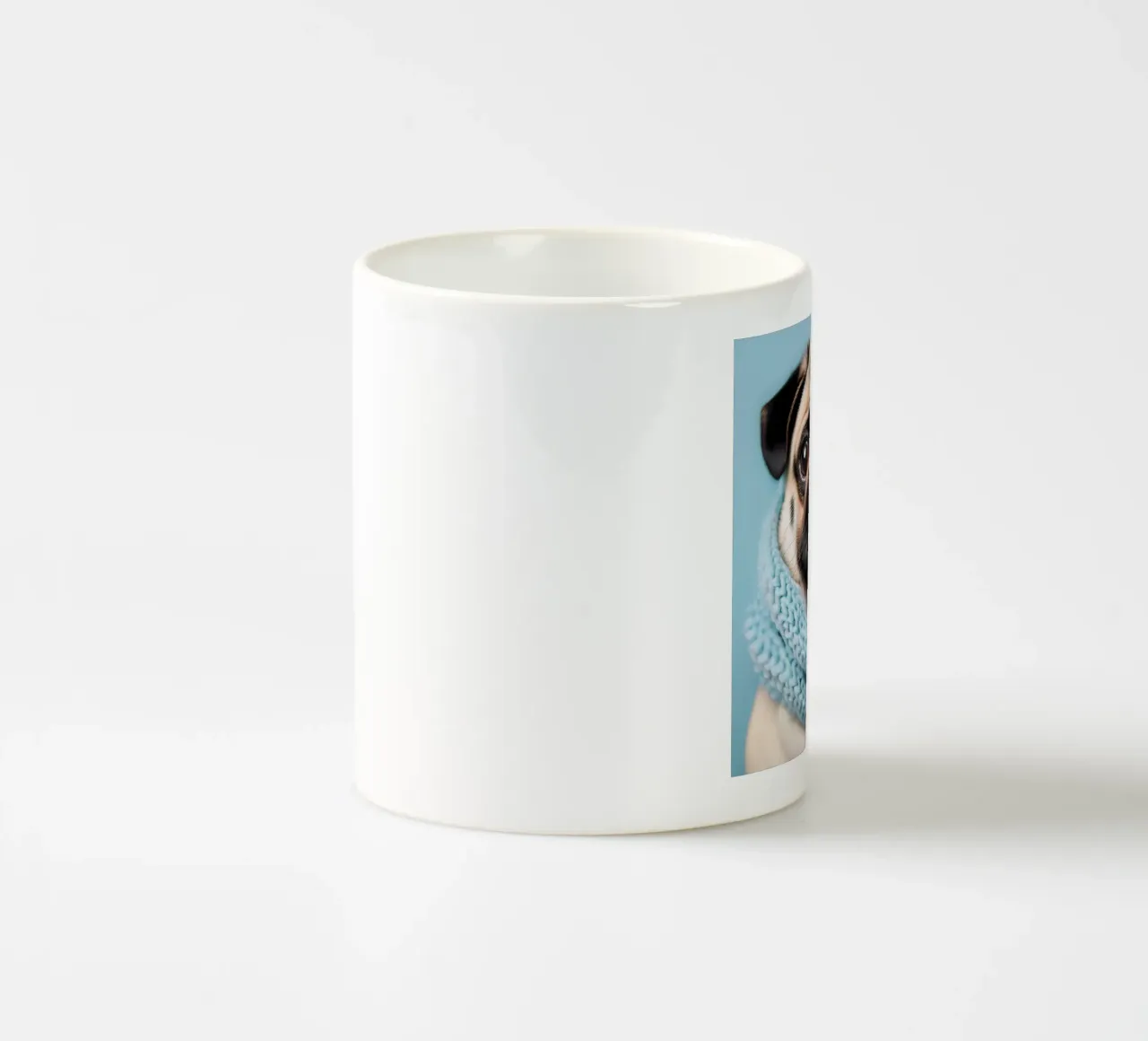 Adorabile carlino con un'accogliente sciarpa blu | Ritratto di cane invernale tazza in ceramica da FlexiDesignsByK