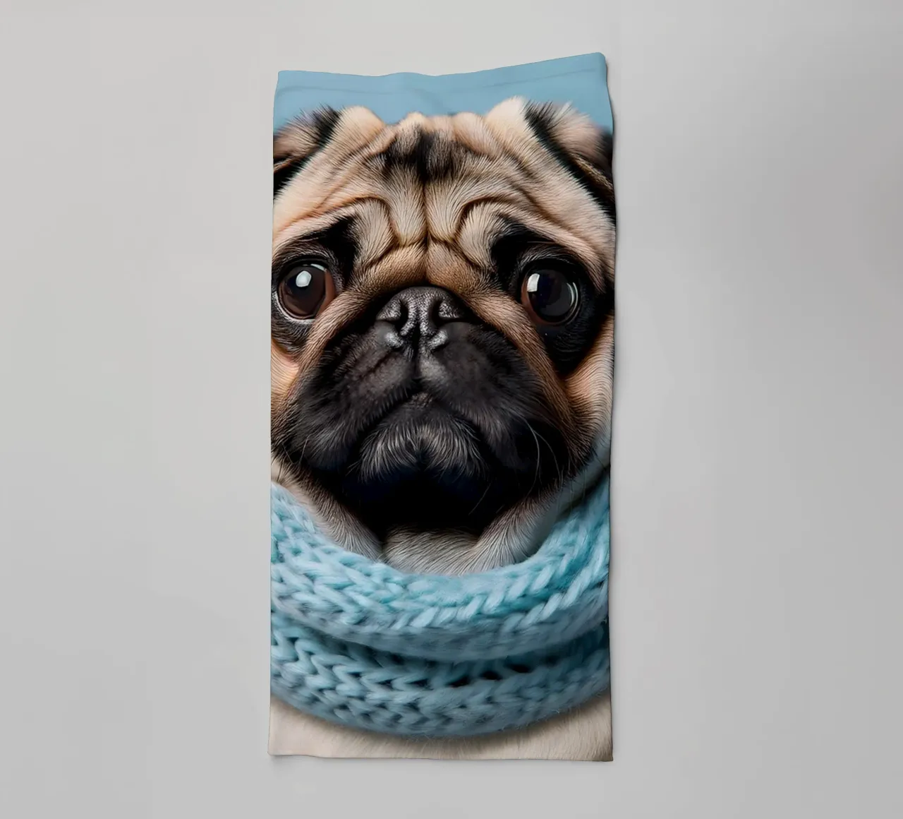 Adorabile carlino con un'accogliente sciarpa blu | Ritratto di cane invernale asciugamano da bagno da FlexiDesignsByK