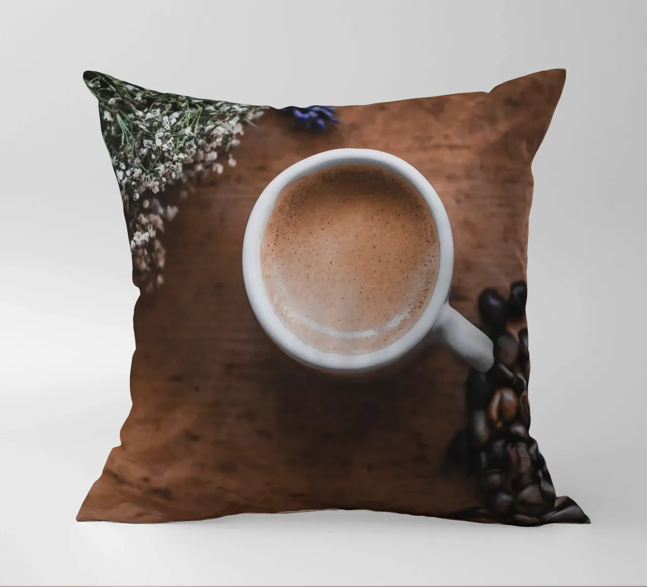 Mediterraner Espresso mit Lavendel cuscino da Carinaprint