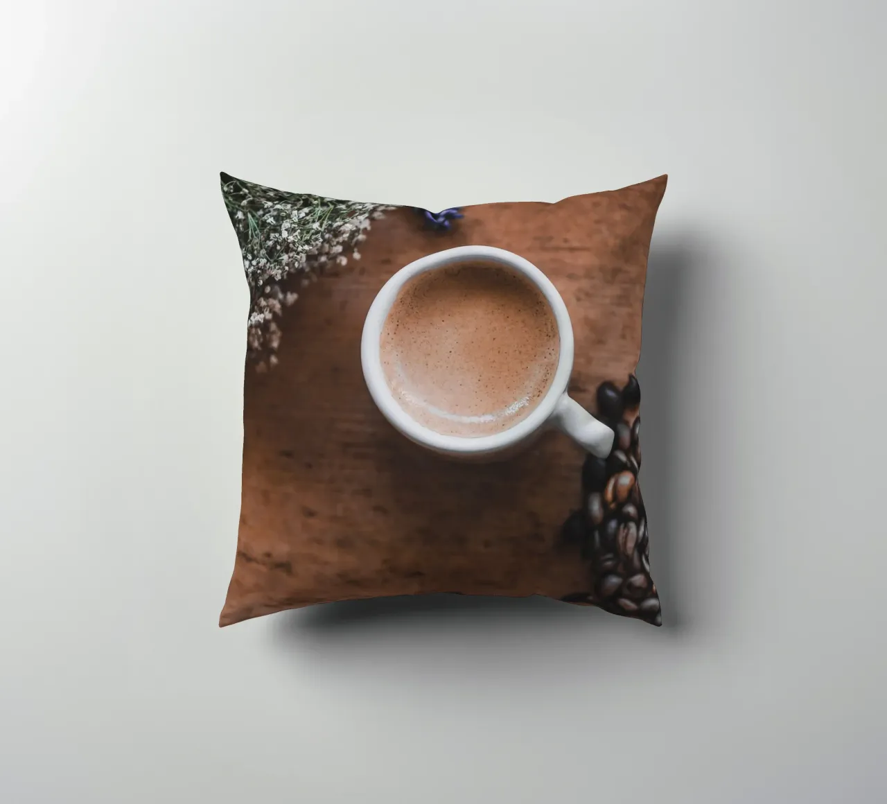 Mediterraner Espresso mit Lavendel cuscino da Carinaprint