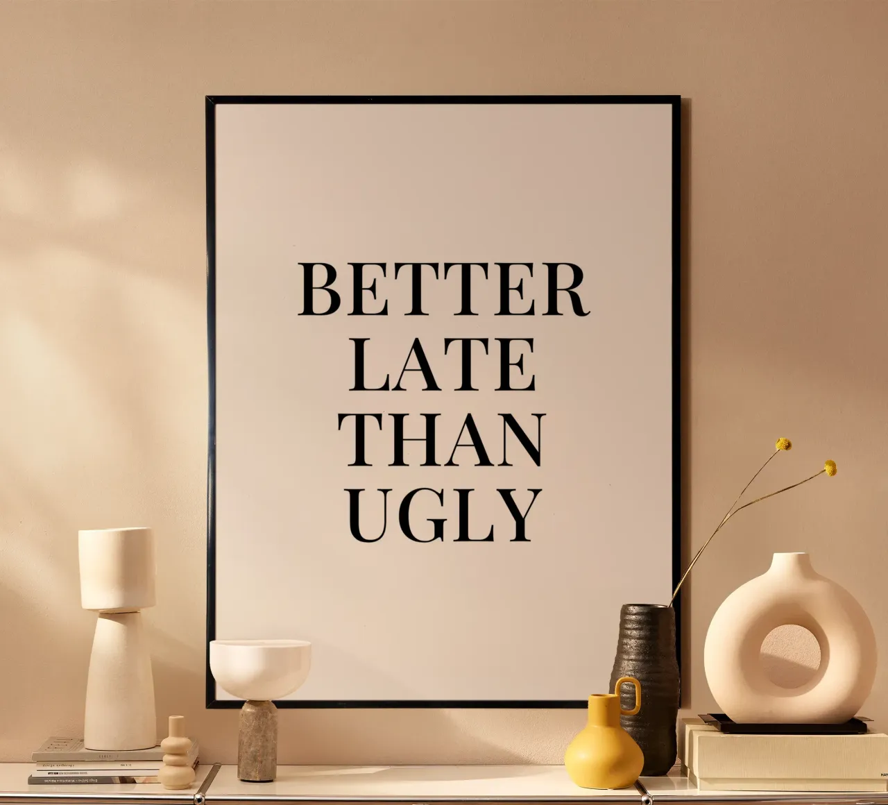 Besser spät als hässlich Zitat Poster mit Kunststoffrahmen von Paigaam Studio