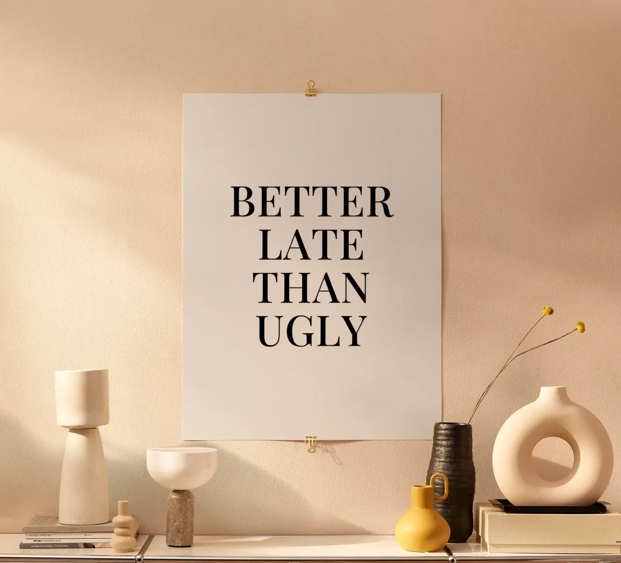 Besser spät als hässlich Zitat Poster mit Kunststoffrahmen von Paigaam Studio