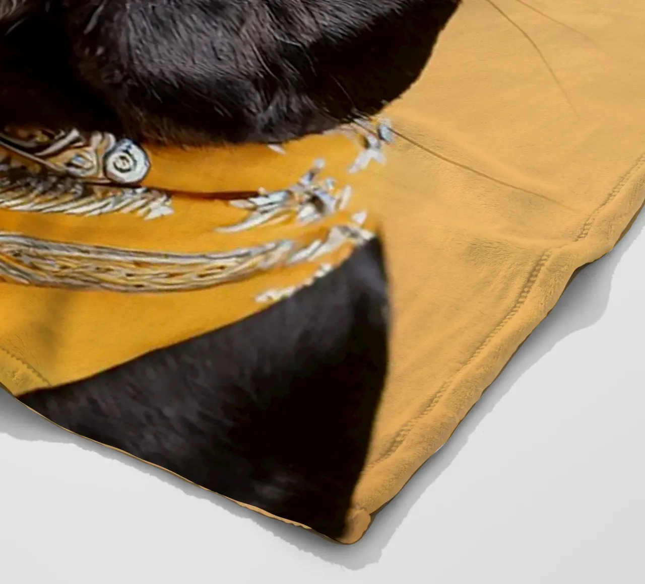 Chien d'arrêt à la mode dans un bandana jaune | Art canin moderne plaid polaire de FlexiDesignsByK