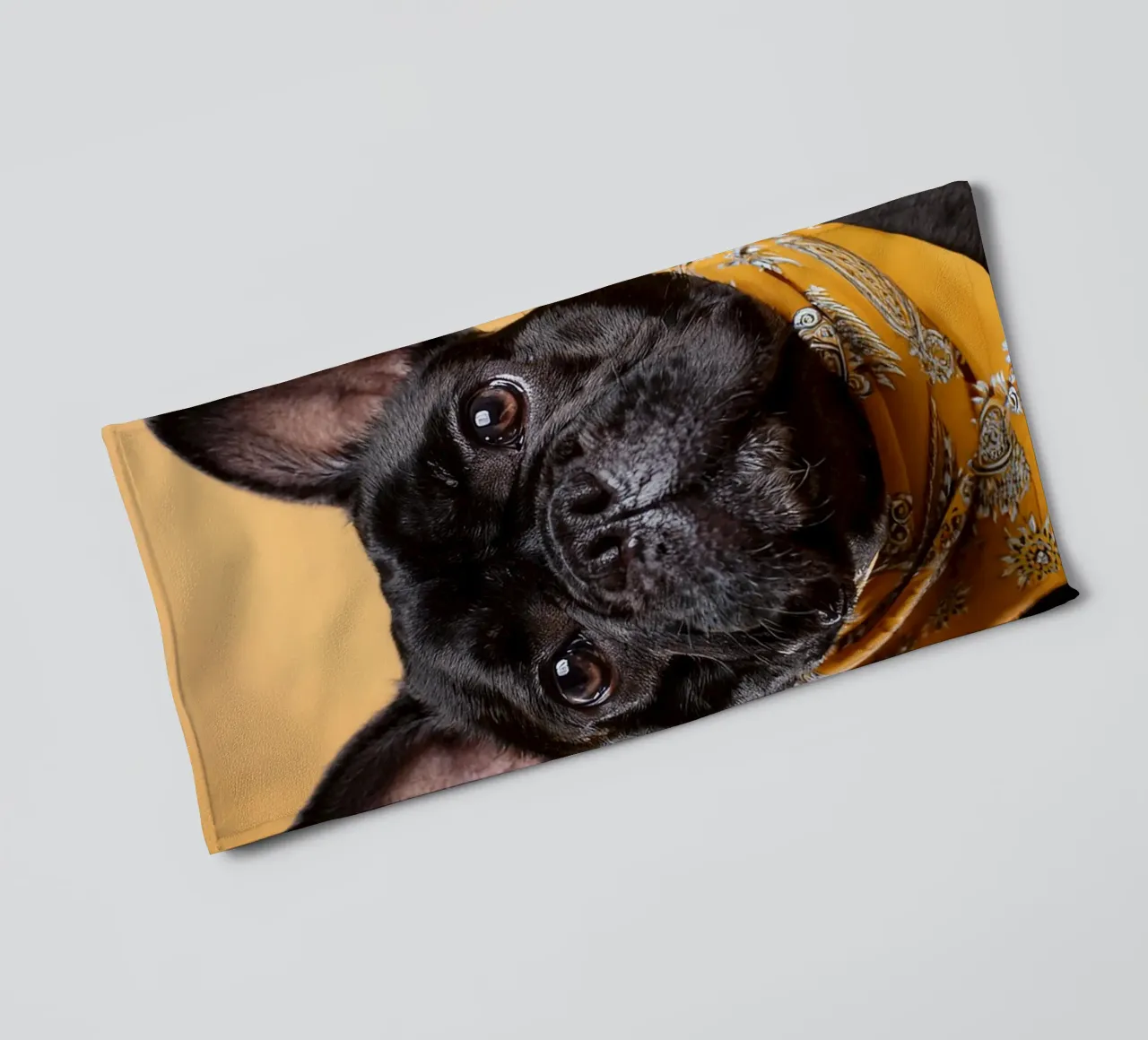 Chien d'arrêt à la mode dans un bandana jaune | Art canin moderne serviette de bain de FlexiDesignsByK