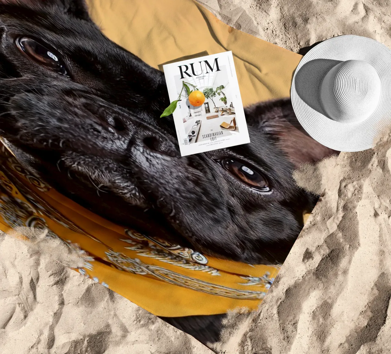Chien d'arrêt à la mode dans un bandana jaune | Art canin moderne serviette de plage de FlexiDesignsByK