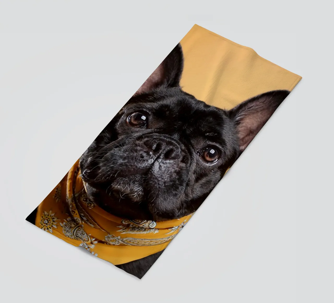 Chien d'arrêt à la mode dans un bandana jaune | Art canin moderne serviette de plage de FlexiDesignsByK