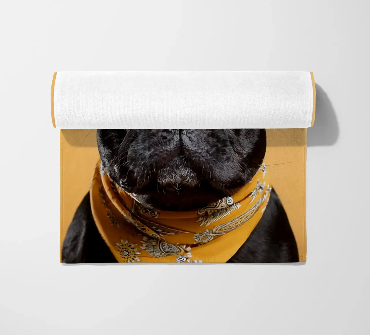 Chien d'arrêt à la mode dans un bandana jaune | Art canin moderne serviette de plage de FlexiDesignsByK