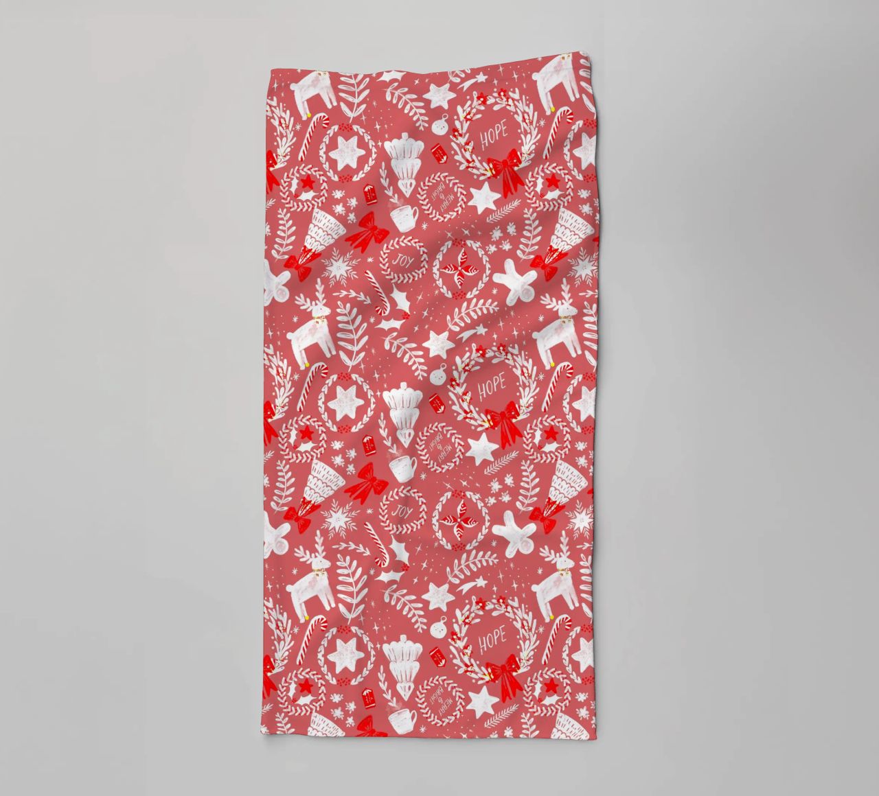 Magical Christmas Pattern in Red asciugamano da bagno da anisillustration