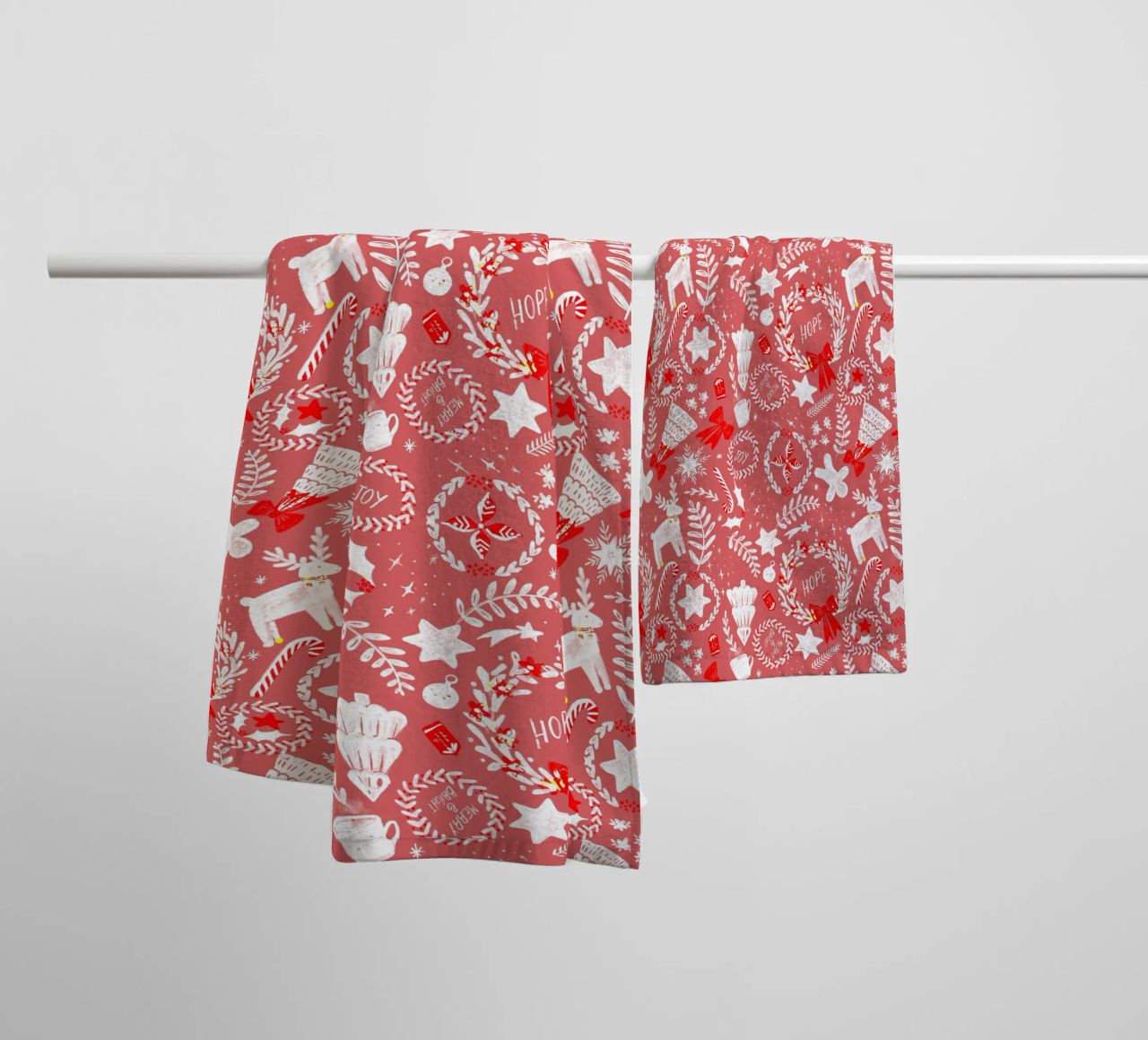 Magical Christmas Pattern in Red asciugamano da bagno da anisillustration