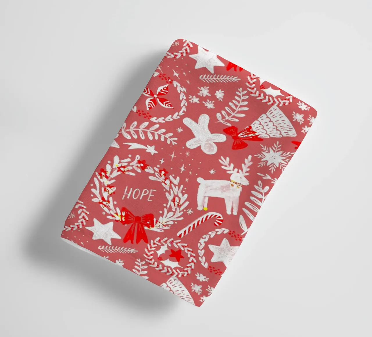 Magical Christmas Pattern in Red toalla de baño de anisillustration
