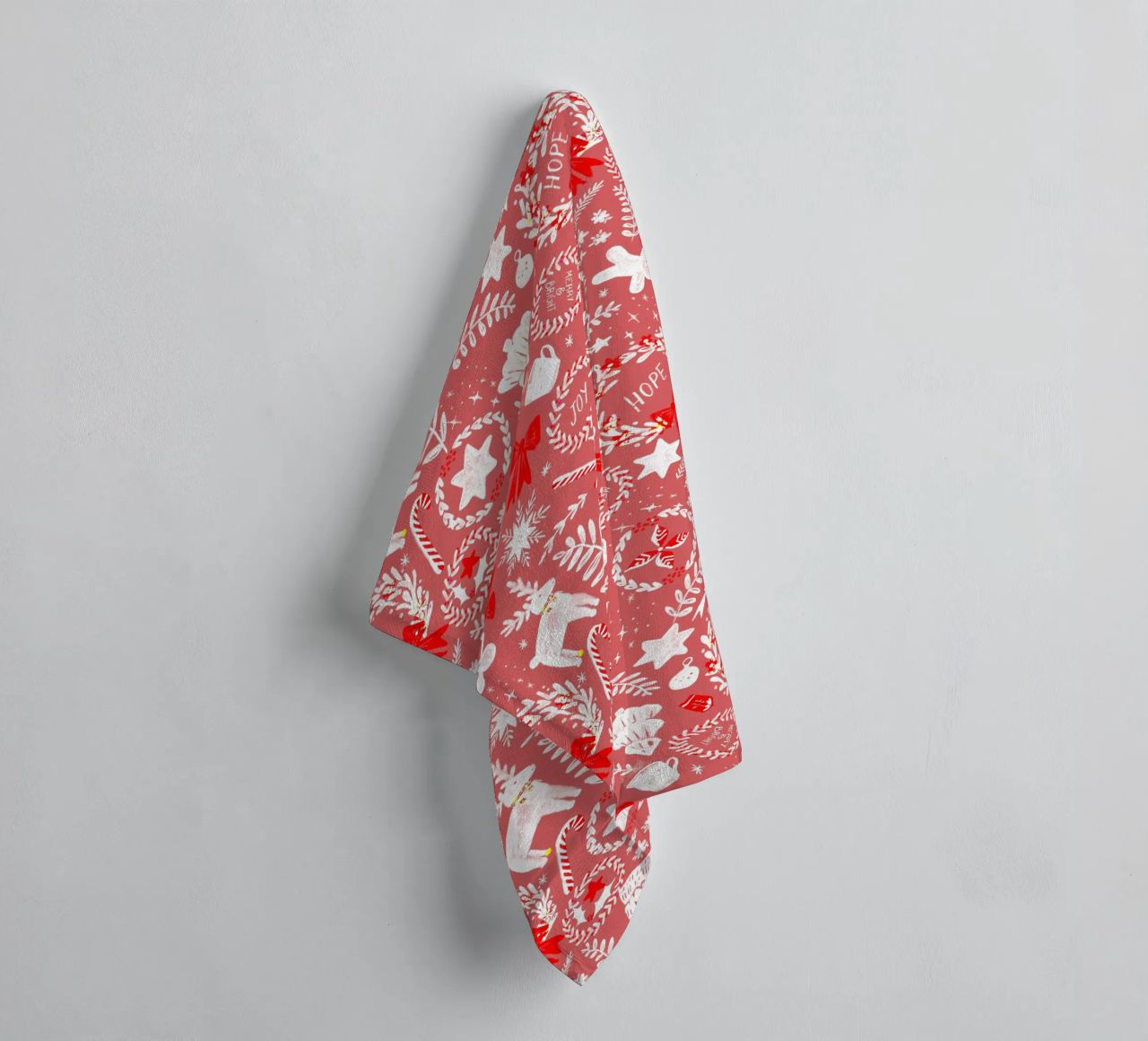 Magical Christmas Pattern in Red asciugamano da bagno da anisillustration