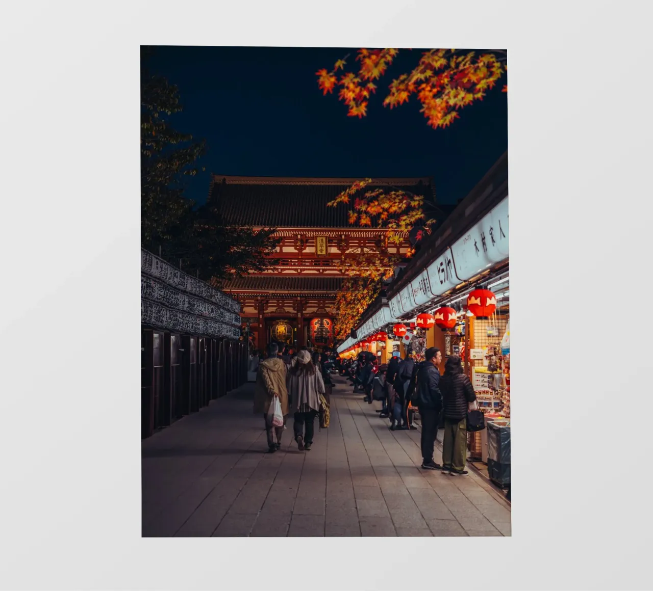 Il tempio Sensoji ad Asakusa, Tokyo, Giappone, di notte in autunno pellicola backlit da Marcel Bisig