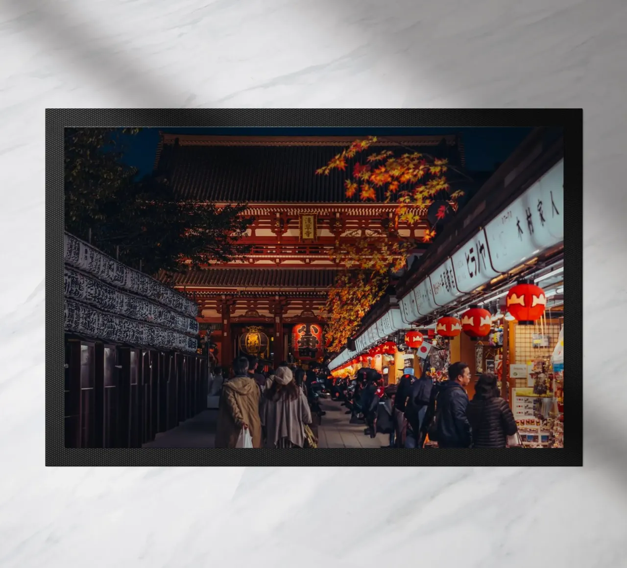 Il tempio Sensoji ad Asakusa, Tokyo, Giappone, di notte in autunno zerbino da Marcel Bisig