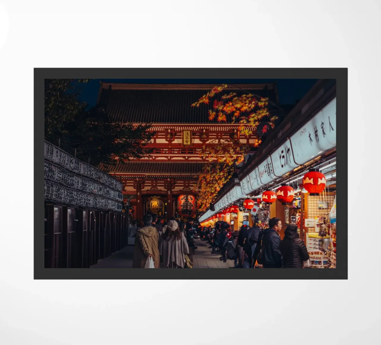 Il tempio Sensoji ad Asakusa, Tokyo, Giappone, di notte in autunno zerbino da Marcel Bisig
