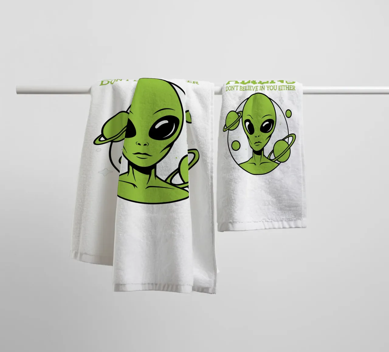 ALIENS DON'T BELIEVE IN YOU EITHER asciugamano da bagno da edsonramosart