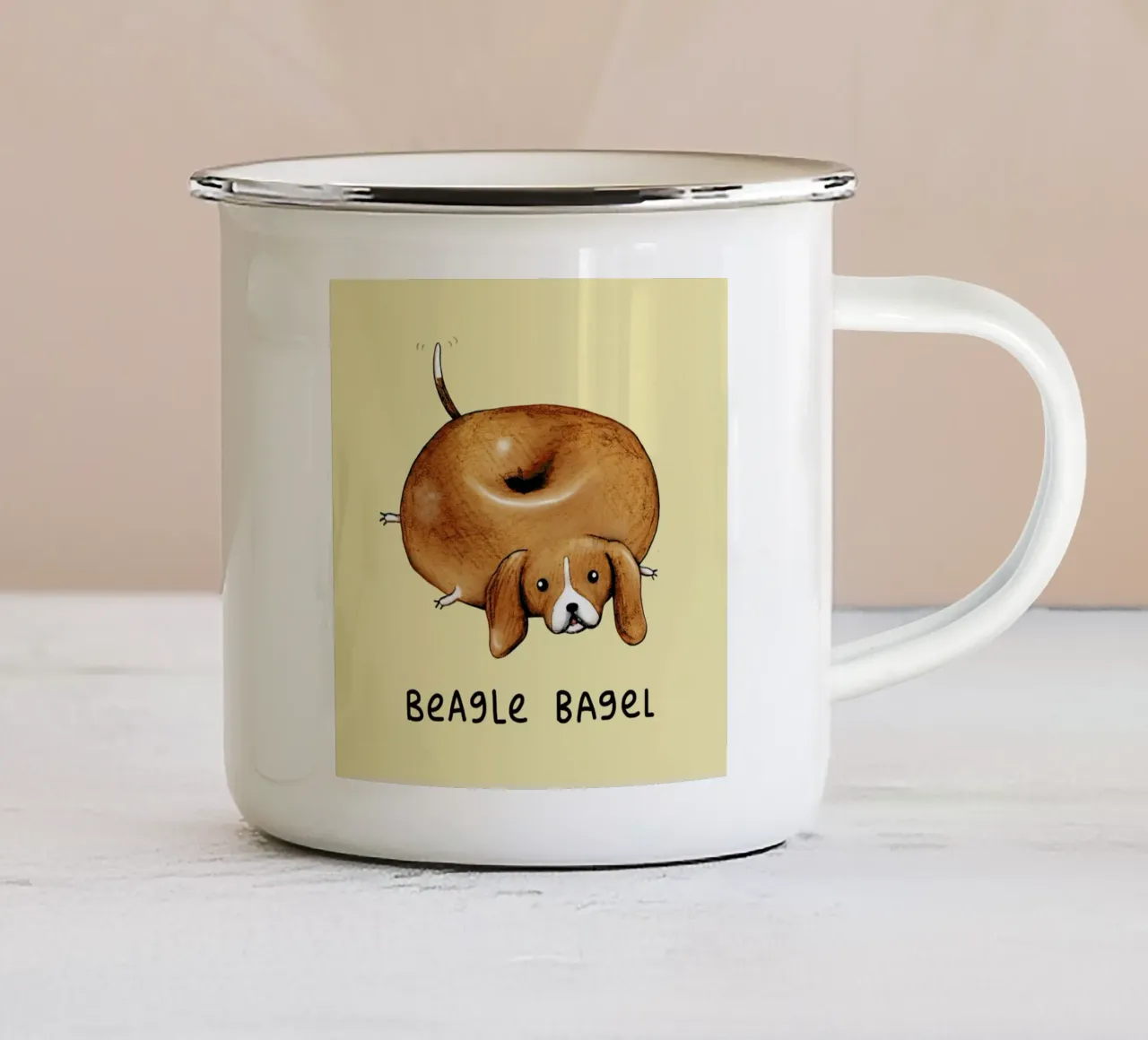 Beagle Bagel tazza in smalto da Sophie Corrigan