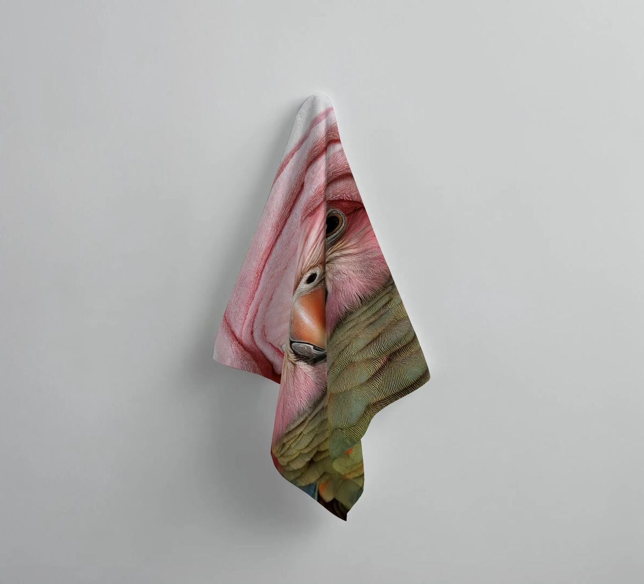 Loro Chic con Toalla Rosa | Arte de Pared Divertido y Vibrante toalla de baño de FlexiDesignsByK