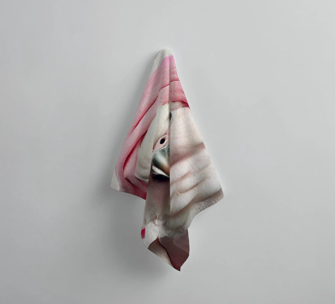 Elegante loro blanco con toalla rosa | Elegante arte de pared de aves toalla de baño de FlexiDesignsByK