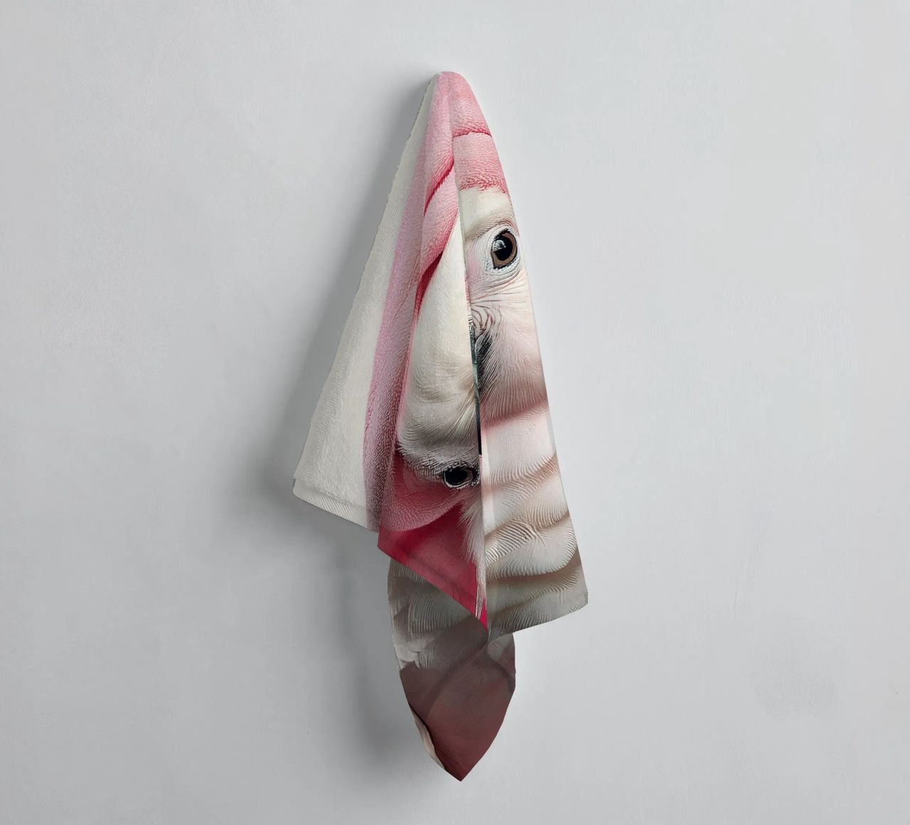 Elegante loro blanco con toalla rosa | Elegante arte de pared de aves toalla de baño de FlexiDesignsByK