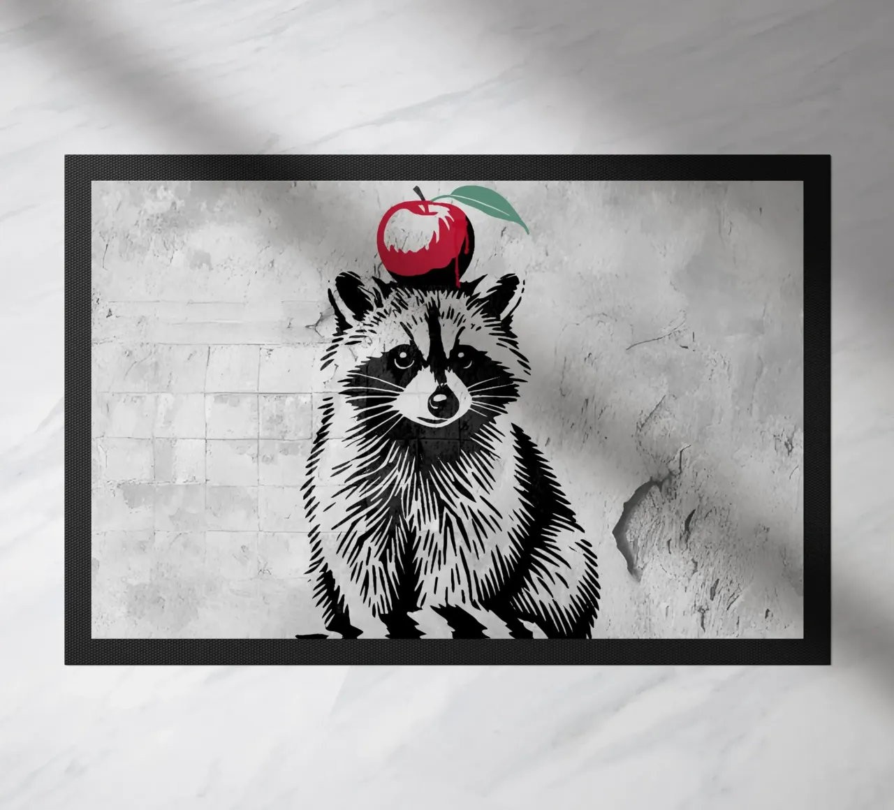 Waschbär mit Apfel – Verspieltes Stencil-Design Fußmatte von namosh