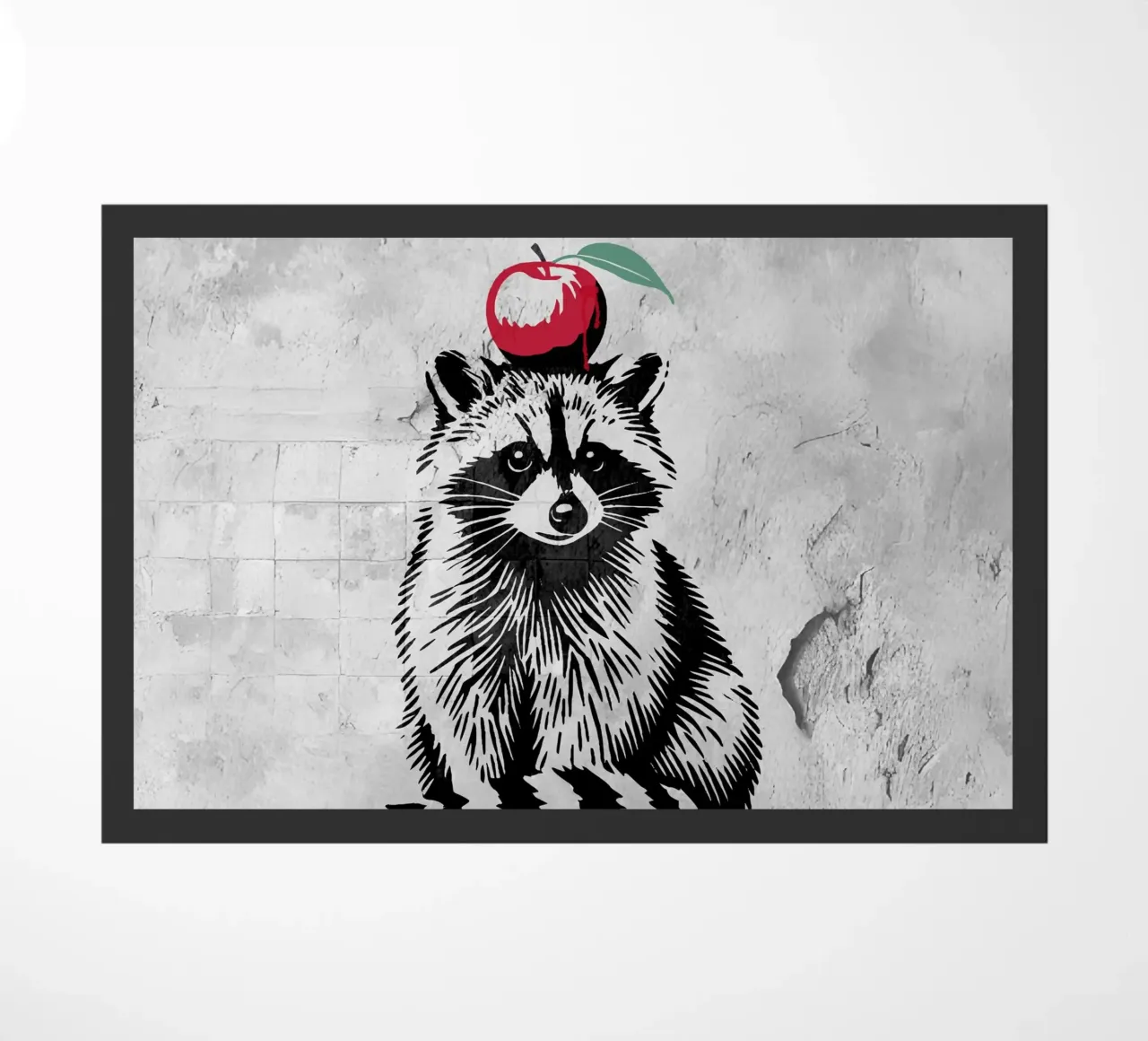 Waschbär mit Apfel – Verspieltes Stencil-Design Fußmatte von namosh