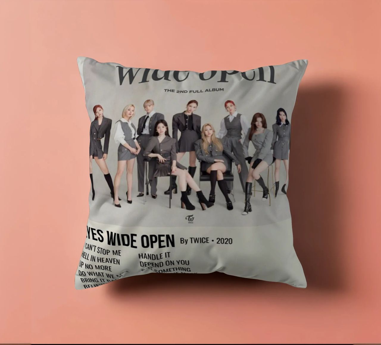 EYES WIDE OPEN BY TWICE - 2020 cuscino da SoundStudio