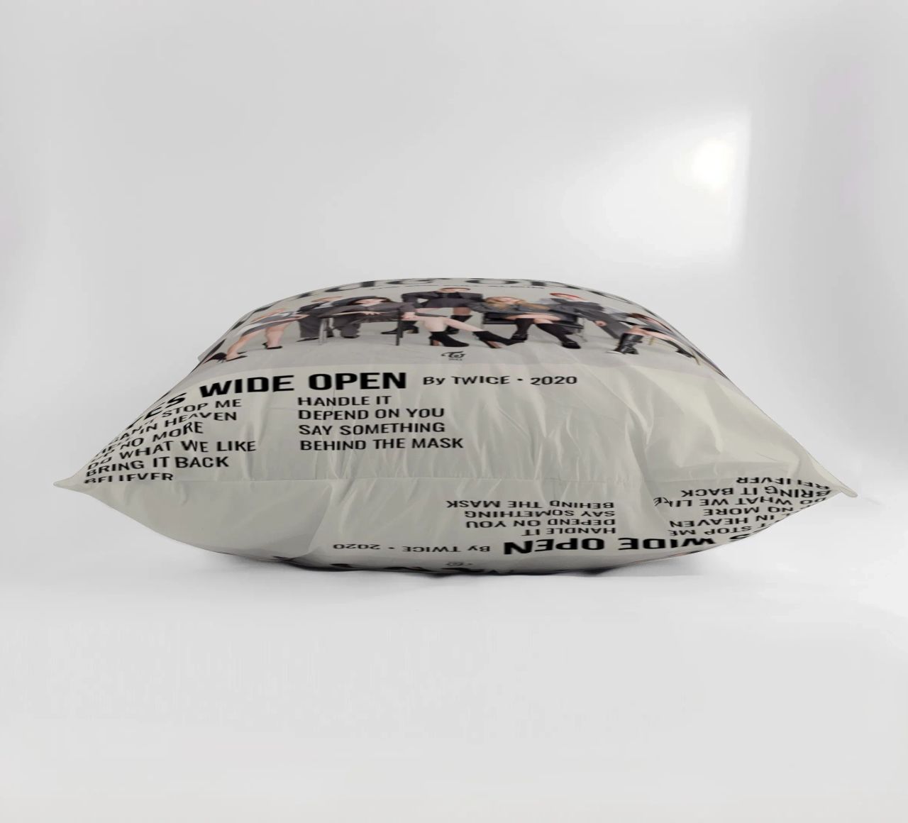EYES WIDE OPEN BY TWICE - 2020 cuscino da SoundStudio